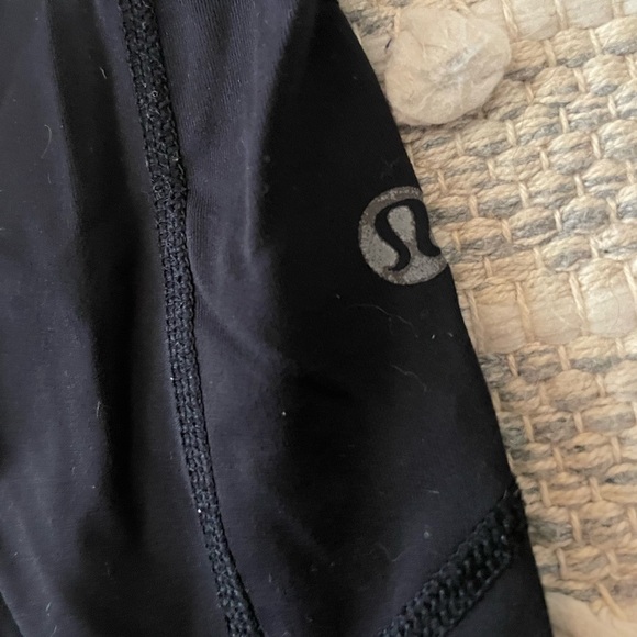 Lululemon size 2 cropped leggings 3/4th length - Picture 2 of 5